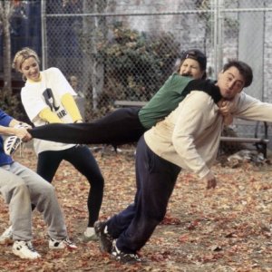 Friends: il cast in una scena dell'episodio La coppa Geller