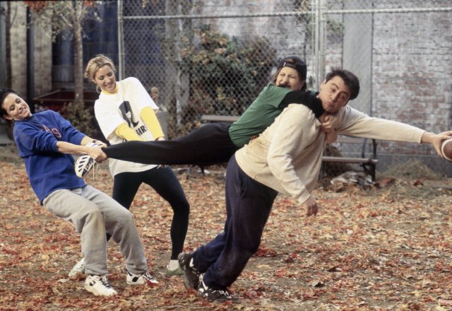 Friends: il cast in una scena dell'episodio La coppa Geller