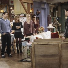 Friends: il cast in una scena dell'episodio Sei ore di riflessione