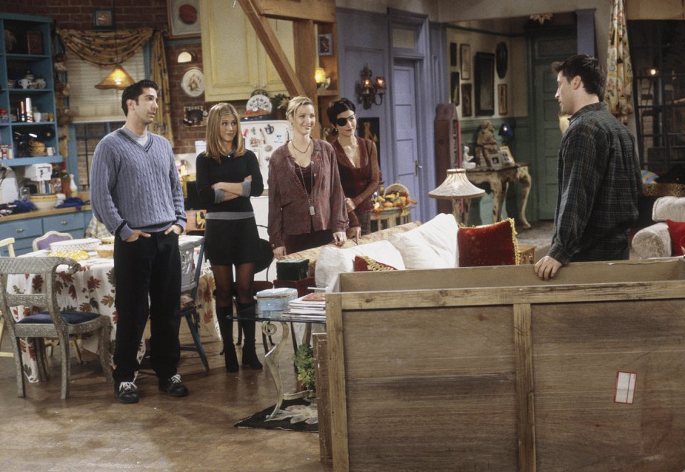 Friends: il cast in una scena dell'episodio Sei ore di riflessione