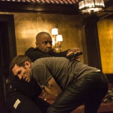 The Equalizer - Il vendicatore: Denzel Washington lotta con Nash Edgerton in una scena d'azione