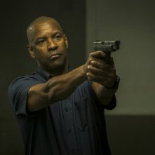 The Equalizer - Il vendicatore: Denzel Washington impugna la sua pistola in una scena del film
