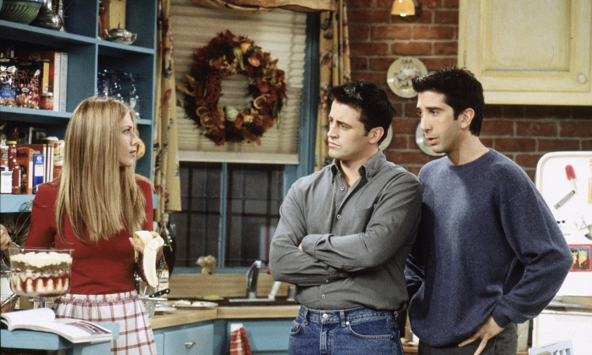 David Schwimmer, Matt LeBlanc e Jennifer Aniston in una scena di Friends