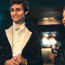 Posh: Douglas Booth con Natalie Dormer in una scena del film
