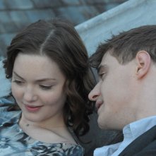 Posh: Holly Grainger con Max Irons in una scena del film