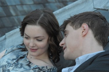 Posh: Holly Grainger con Max Irons in una scena del film