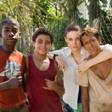 Trash: Rooney Mara con il giovane cast del film in una foto dal set