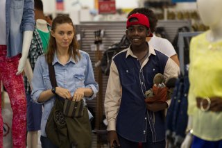 Trash: Rooney Mara con Rickson Tevez in una scena del film
