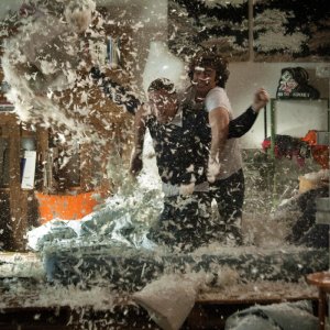 Fratelli Unici: Raoul Bova tra le piume con il 'fratello' Luca Argentero in una scena