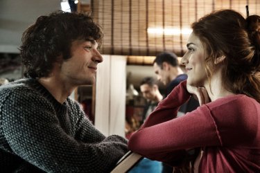 Fratelli Unici: Miriam Leone con Luca Argentero in una scena tratta dal film