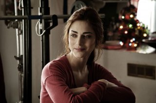 Miriam Leone è Sofia in una scena di Fratelli Unici