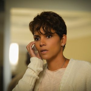Extant: un primo piano di Halle Berry nell'episodio Before the Blood
