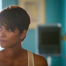 Extant: Halle Berry in una scena dell'episodio Before the Blood