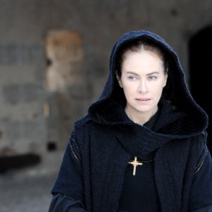 Romeo e Giulietta: Elena Sofia Ricci nei panni de La Balia in una scena