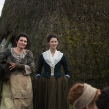 Outlander: Valerie Edmond e Caitriona Balfe nell'episodio Rent