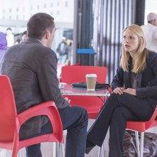 Homeland: Rupert Friend e Claire Danes nell'episodio The Drone Queen