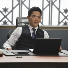 Selfie: John Cho nella premiere della serie