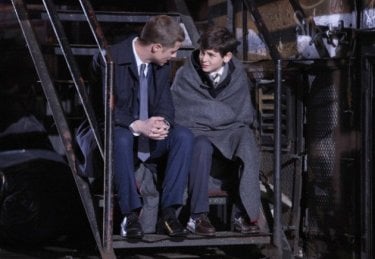 Gotham: Ben Mackenzie e David Mazouz in una scena della premiere della serie