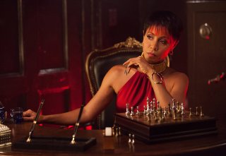 Gotham: Jada Pinkett-Smith in una scena della premiere della serie
