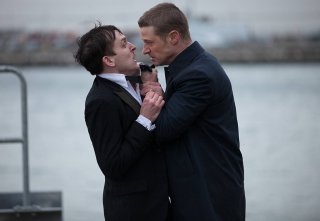 Gotham: Ben Mackenzie e Robi Taylor in una scena della premiere della serie