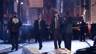 Gotham: Ben Mackenzie e Donal Logue in una scena della premiere della serie