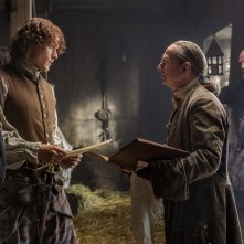 Outlander: Sam Heughan e Bill Paterson nell'episodio The Wedding