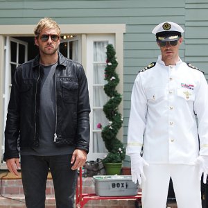 Play It Again, Dick: Ryan Hansen insieme a Jason Dohring in una scena del primo episodio