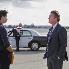 Scorpion: Robert Patrick e Elyes Gabel in una scena della premiere della serie