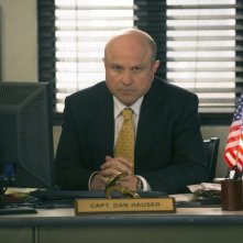 The Mysteries of Laura: Enrico Colantoni in una scena del pilot
