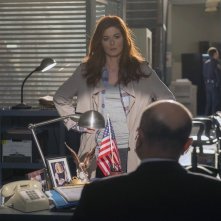 The Mysteries of Laura: Debra Messing in un momento del pilot