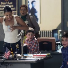 The Mysteries of Laura: Janina Gavankar con Vincent e Charles Reina in una scena del pilot