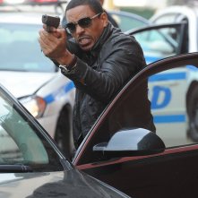 The Mysteries of Laura: Laz Alonso in una scena del pilot