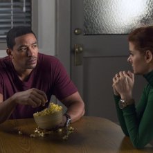 The Mysteries of Laura: Debra Messing e Laz Alonso in una scena del pilot