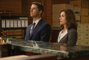 The Good Wife: Matthew Goode e Julianna Margulies nell'episodio The Line