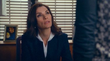 The Good Wife: Julianna Margulies in una scena dell'episodio The Line