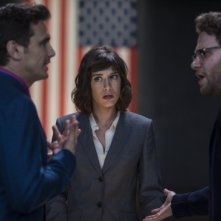 The Interview: James Franco e Seth Rogen dialogano animatamente di fronte a Lizzy Caplan