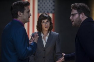 The Interview: James Franco e Seth Rogen dialogano animatamente di fronte a Lizzy Caplan