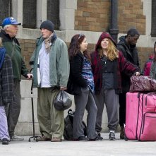 Time Out of Mind: Richard Gere nei panni di un homeless in coda per un aiuto in una scena del film