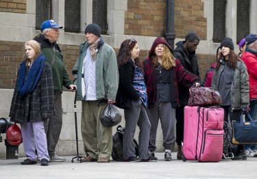 Time Out of Mind: Richard Gere nei panni di un homeless in coda per un aiuto in una scena del film