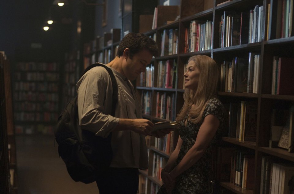 L'amore bugiardo - Gone Girl: Ben Affleck con Rosamund Pike in una scena