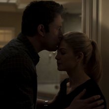 L'amore bugiardo - Gone Girl: Ben Affleck insieme a Rosamund Pike in una scena