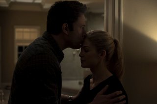 L'amore bugiardo - Gone Girl: Ben Affleck insieme a Rosamund Pike in una scena