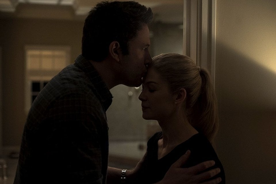 L'amore bugiardo - Gone Girl: Ben Affleck insieme a Rosamund Pike in una scena