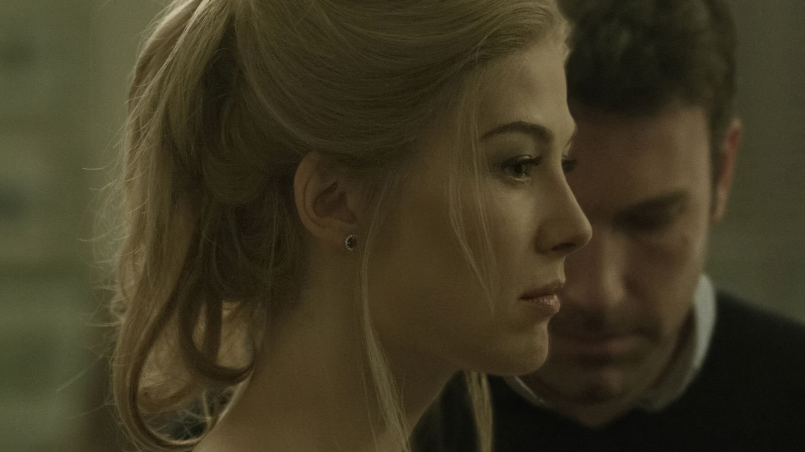 Rosamund Pike e Ben Affleck in una scena di L'amore bugiardo - Gone Girl