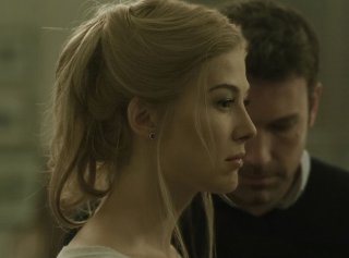 L'amore bugiardo - Gone Girl: Ben Affleck con Rosamund Pike in una scena del film