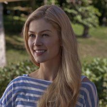 Rosamund Pike in una scena de L'amore bugiardo - Gone Girl