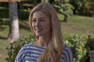 Rosamund Pike in una scena de L'amore bugiardo - Gone Girl