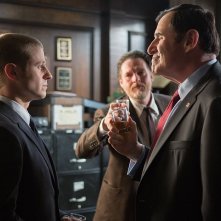 Gotham: Richard Kind e Ben McKenzie nell'episodio Selina Kyle