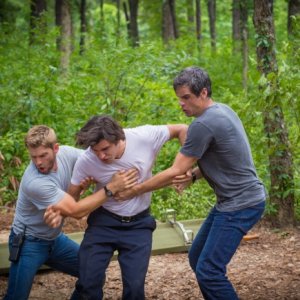 Under the Dome: Eddie Cahill, Mike Vogel e Allexander Koch nell'episodio Turn