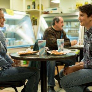 Whiplash: Miles Teller con Melissa Benoist in una scena-